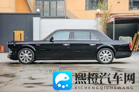 700 万级自主旗舰：红旗国礼 VS 劳斯莱斯谁更值-3