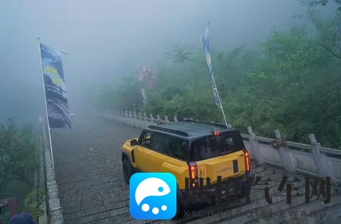 奇瑞风云X3L挑战天门山失败 爬天梯挑战以撞坏护栏告终-1