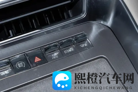 家庭出行的温馨伴侣：体验腾势N8L-1