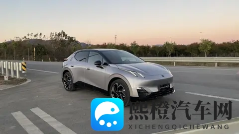 领克Z20靠精致圈粉年轻人，银色的金属光泽更显高级-2