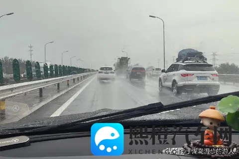 雨天开车不是“慢就行”！这3个灯光误区、4个停车禁忌，能救一命-2