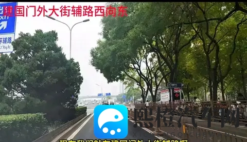北京国贸桥西,主路出辅路压线,司机注意避让-2