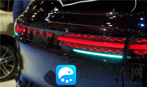 国产豪华旗舰SUV新王炸!岚图旗舰泰山亮相郑州国际车展-1