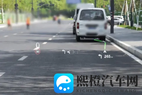 蔚来ET9底牌全亮：全域900V+5nm自研芯片，78S除了车标还剩什么？-3