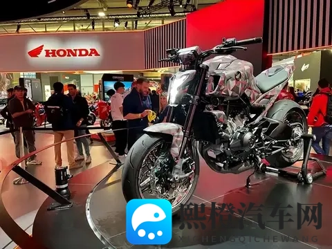 女人裸体精油按摩:汽车美容新潮流:精油香氛深度护理-3