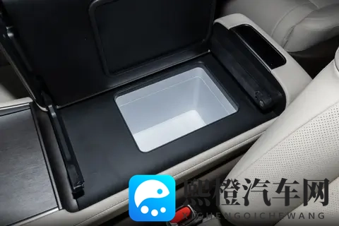 爆乳汗だく肉感レズビア伊藤春:创新科技融合奢华,汽车新境界体验来袭-3