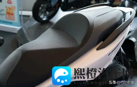 直降8K!本田佛沙350反向升级,雅马哈XMAX的中排踏板地位稳吗?-1