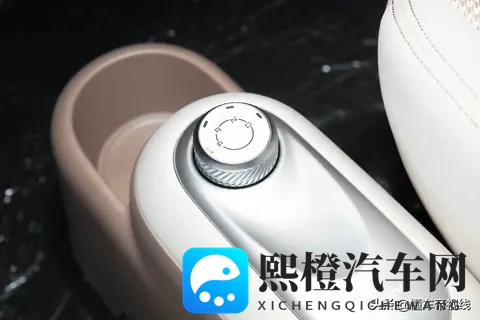 新车｜售558万元_续航301公里，五菱宏光MINIEV四门版新车型上市-3