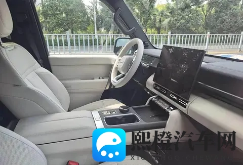 国产增程版“卫士”实车亮相！硬朗越野外观，车长超5米，配四驱-1