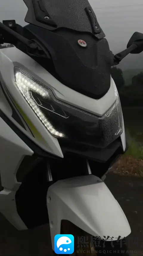 5380元起!诺维娜M6 150踏板,动力配置双在线,这波操作太香了!-1