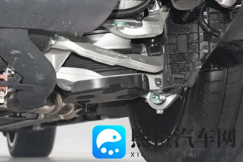 别让第三排成摆设！腾势N8L深度体验：这才叫全家VIP的真相-1