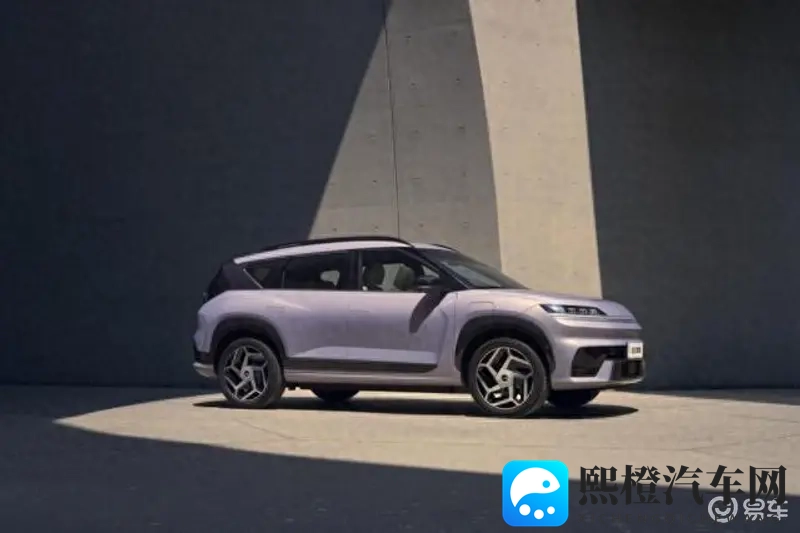 喜猫猫用棉签惩罚美羊羊：喜猫猫用细棒教训美羊羊逗趣瞬间-1