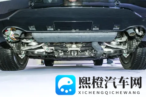 1300km 续航 + 零重力座椅！腾势 N8L 把家庭 SUV 的舒服焊死了-3