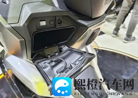 米兰车展丨无极SR125 GTS首次亮相,战斗感十足的龙骨踏板-2