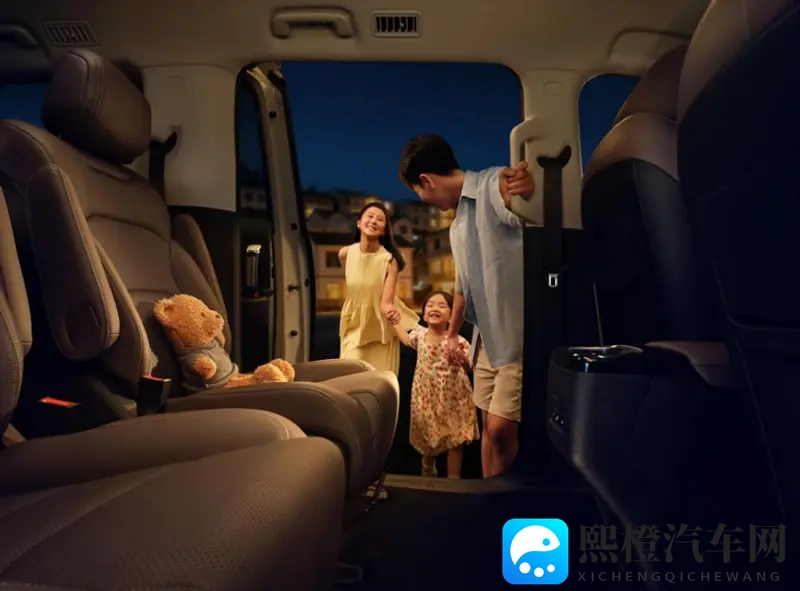 五菱星光730上市:全能舒享7座MPV,73万元起售-1