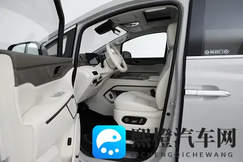 三孩爸开了台新MPV，全家人都说：这车像家一样舒服！-3