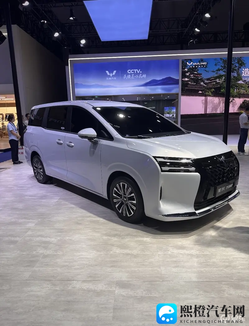 蓝月歌剧院表演11：XX品牌新车型亮相，引领智能环保潮流-1