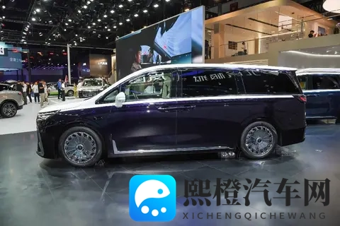 26款岚图梦想家乾崑系列,动力强劲、空间宽敞、配置丰富-2