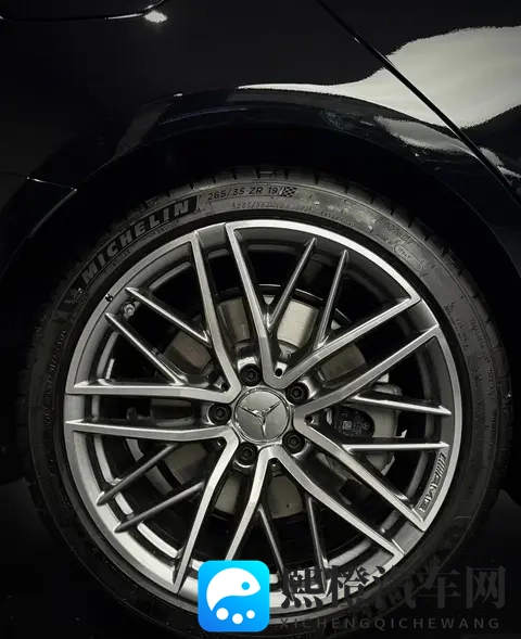 降价没换发动机,AMG C43慌了?性能车市场真变天了-1