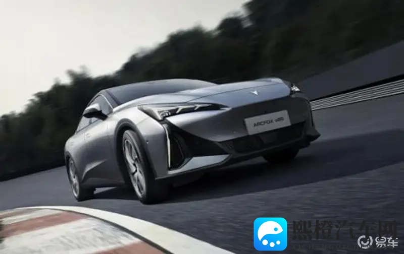 女同学裸体趴下光屁股：女同学意外裸趴，露出臀部尴尬瞬间-1