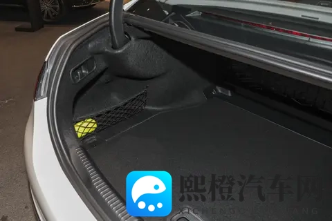 奔驰 C 级 2025 款实测：豪华感拉满，但这些短板得认清-1