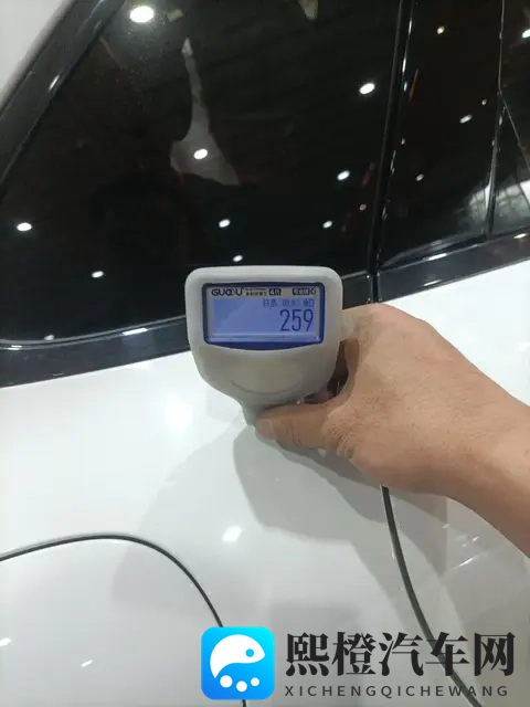 25万不到!圆你保时捷梦,20款白色Macan开回家-3