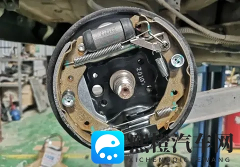 摩托车刹车系统解析：鼓刹、碟刹与ABS，核心原理与差异一目了然-1