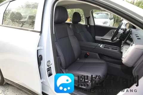 深蓝L06凭“小SU7+激光特斯拉”双buff，预定爆款-1