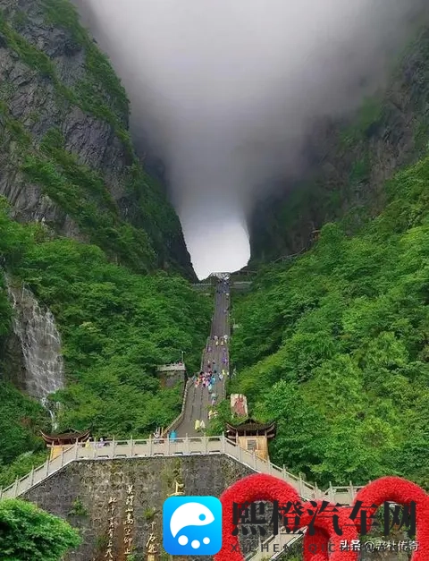 天门山景区回应汽车挑战天梯撞毁栏杆-1