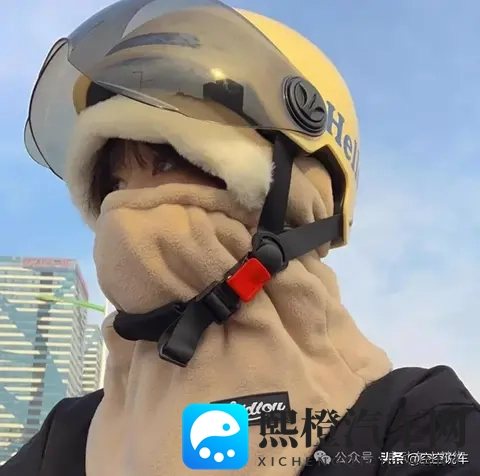 冬天骑车不用挡风被？多地现防寒新方法，网友：太精明了！-3
