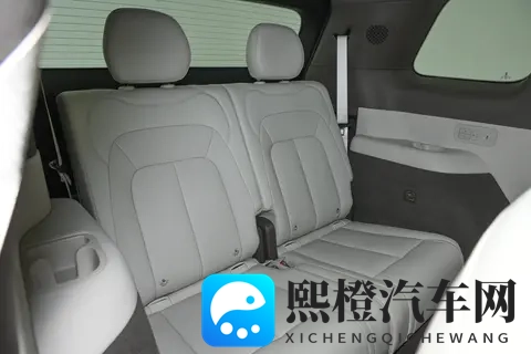 1300km 续航 + 零重力座椅！腾势 N8L 把家庭 SUV 的舒服焊死了-2
