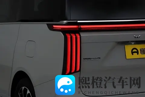 三孩爸开了台新MPV，全家人都说：这车像家一样舒服！-2