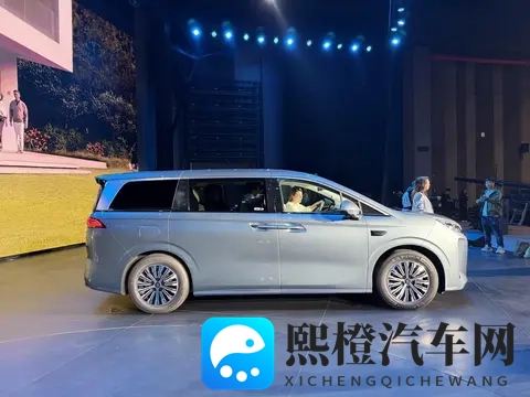 广州车展凯迪拉克展台,化身“热血赛道派对”!-1