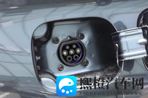 1198 万拿下 230km 续航 + 四驱!蓝电 E5 PLUS 预售疯抢-3