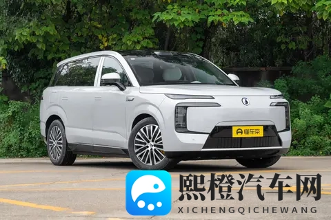 新手也能开大车!腾势 N8L 458 米转弯半径 + 安全兜底-1