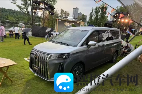 老北汽也凑热闹MPV,锐胜M8增程版预售1698万起,贵不贵?-3