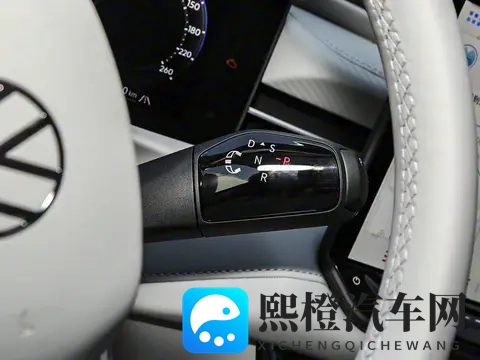 双外观_全新内饰设计_将于11月上市 上汽大众朗逸Pro正式下线-3