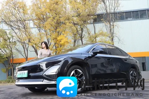 通勤约会全搞定！五菱星光EV 2025款：女生要的高级感10万级就配齐-2