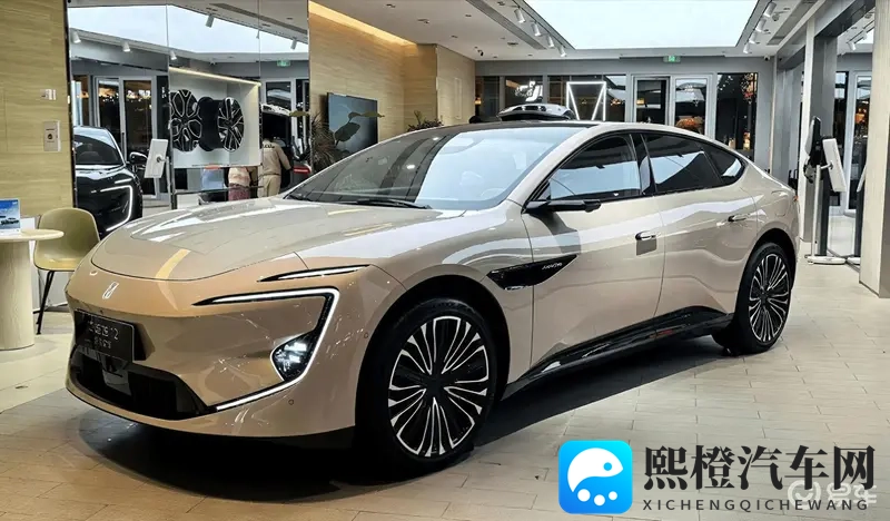 香港猥琐kk折磨嫩模:香港新秀kk试驾秀,挑战汽车极限引关注-2