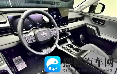 新一代RAV4实车亮相！机甲外观酷似霸道，三种动力可选，还配四驱-3