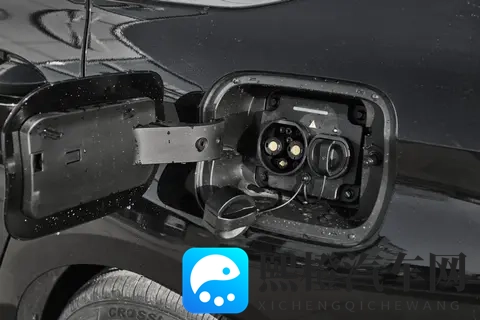 10万级家轿太卷了！风云A8L对决秦L DM-i，谁更能拿捏年轻人？-3