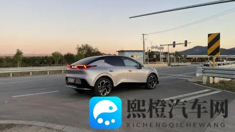 讨论度高的纯电精致SUV,银色的领克Z20难断原厂或改装-3