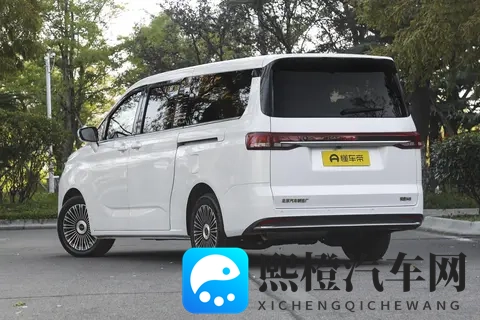CLTC综合续航1420km 锐胜M8大型MPV正式预售 1698万起-1