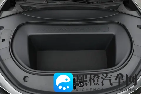 不止代步!阿维塔 12 皇家剧院版,把私人剧院搬进车里-3