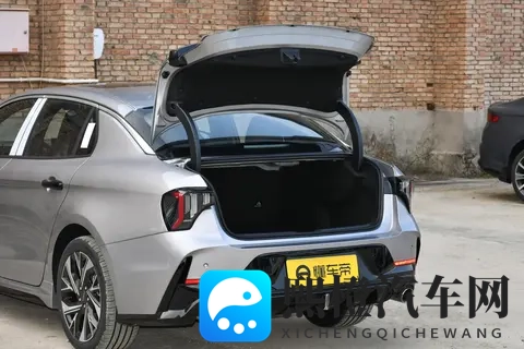 入门即高配！深度体验第三代领克03，10万级家轿的操控之选-3