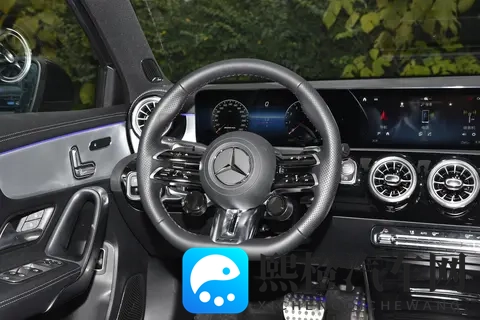 2025 款奔驰A级AMG怎么选?两款配置一句话对号入座-2