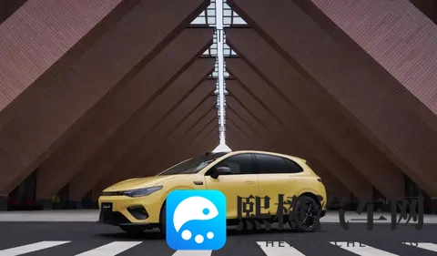 无框玻璃+翻毛皮+大床模式，零跑Lafa5内饰首曝，够运动还实用-3