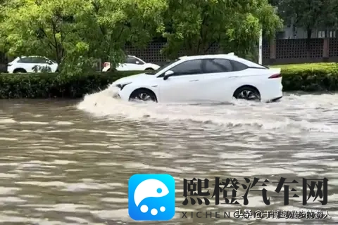 雨天开车不是“慢就行”！这3个灯光误区、4个停车禁忌，能救一命-3