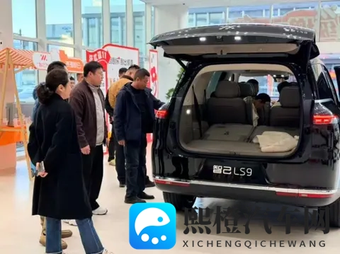 上汽旗舰智己LS9到店，销售直言光是维持秩序就已拼尽全力-3