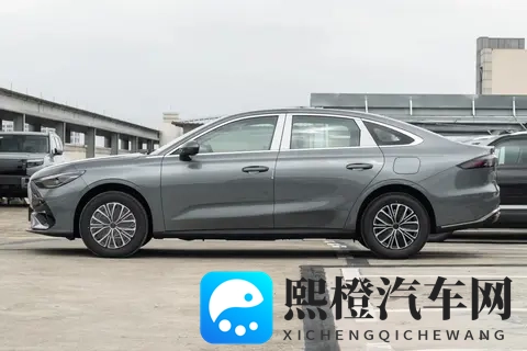 买插混的车友可以下手了,吉利新车限时688万起,带400V快充!-2